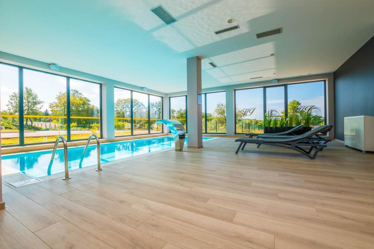 Hotel Delfin Lanterna Tar-Vabriga エクステリア 写真