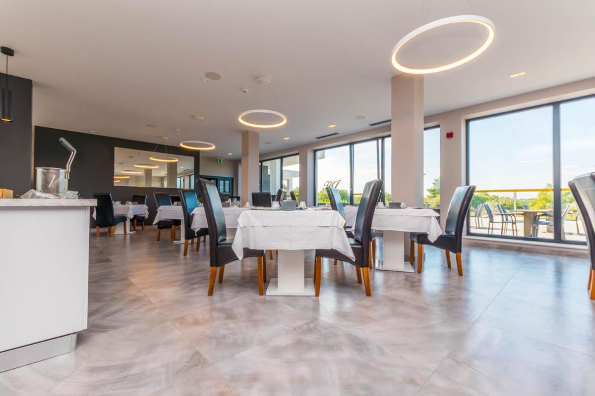 Hotel Delfin Lanterna Tar-Vabriga エクステリア 写真
