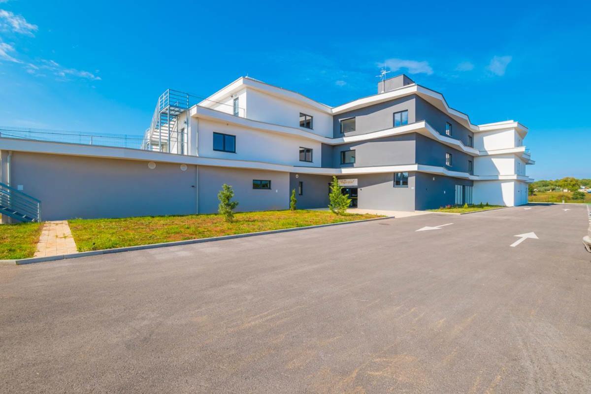 Hotel Delfin Lanterna Tar-Vabriga エクステリア 写真