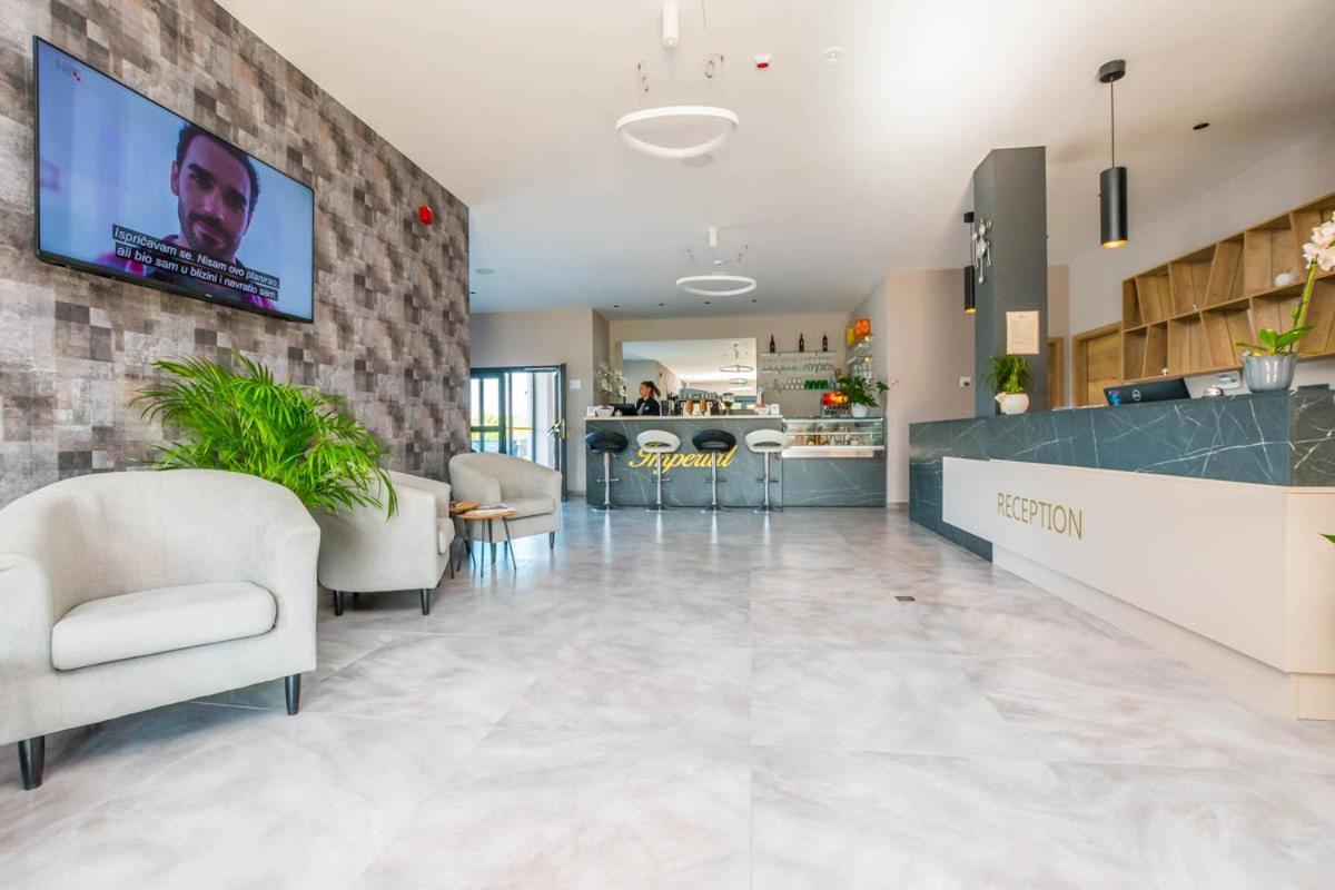 Hotel Delfin Lanterna Tar-Vabriga エクステリア 写真
