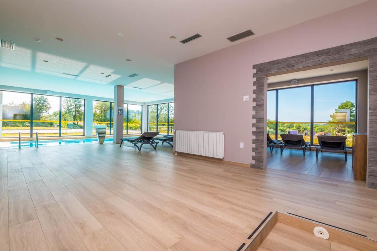 Hotel Delfin Lanterna Tar-Vabriga エクステリア 写真