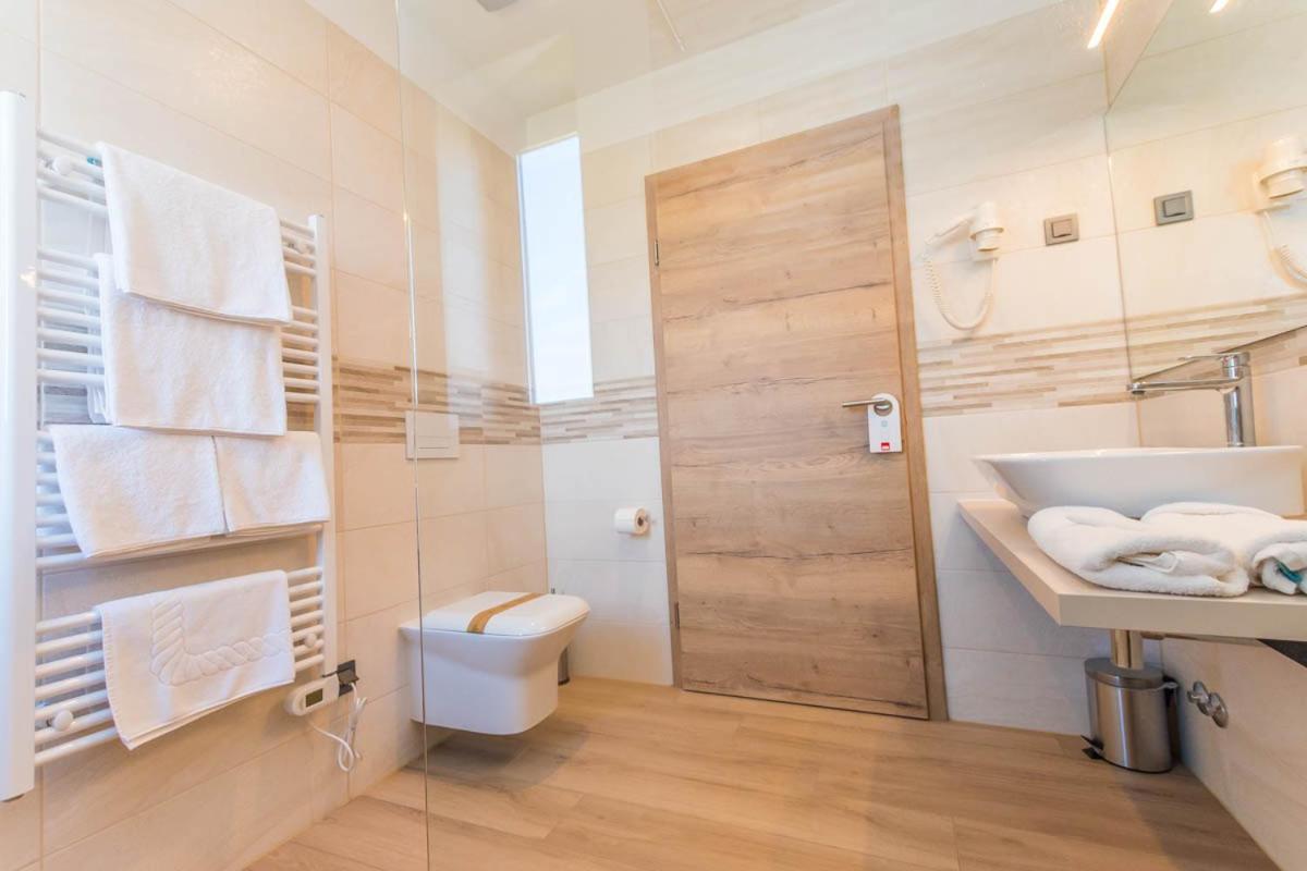 Hotel Delfin Lanterna Tar-Vabriga エクステリア 写真