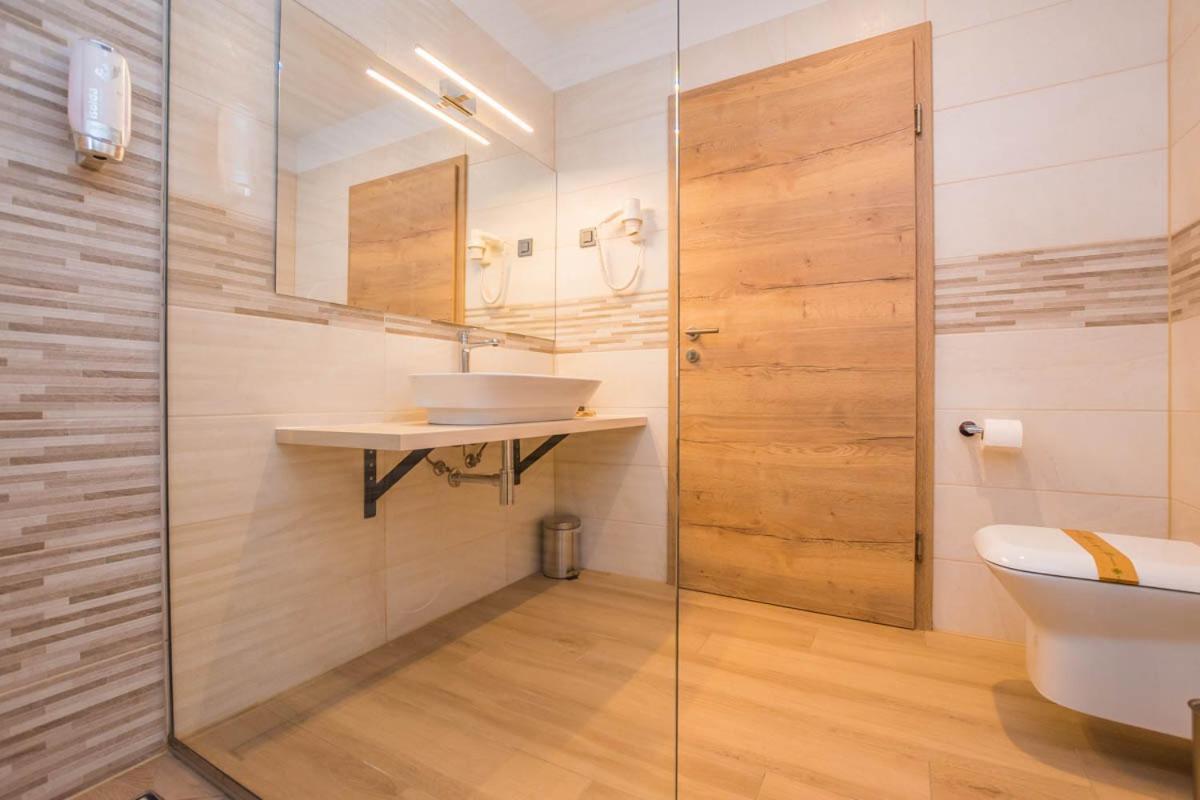 Hotel Delfin Lanterna Tar-Vabriga エクステリア 写真
