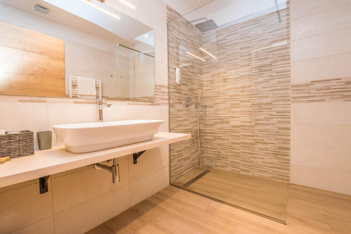 Hotel Delfin Lanterna Tar-Vabriga エクステリア 写真